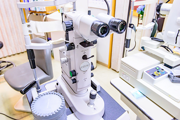 眼科では顕微鏡により結膜の状態を観察して診断します